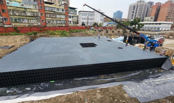 埋在地底的雨水積磚可貯留雨水再利用。新北市地政局提供
