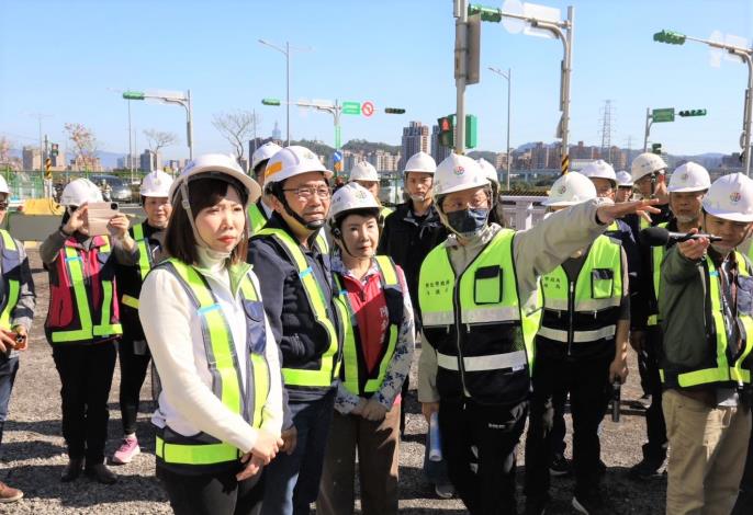 新北市長侯友宜(左二)至秀北區徵案了解相關建設狀況。新北市地政局提供