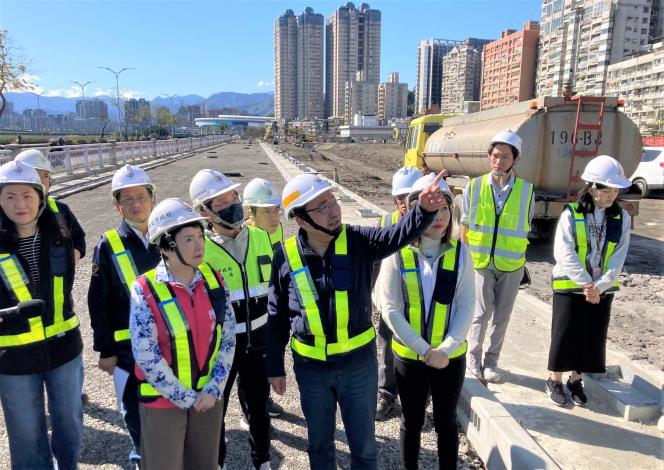 新北市長侯友宜(中)視察秀北區徵工程進度。新北市地政局提供