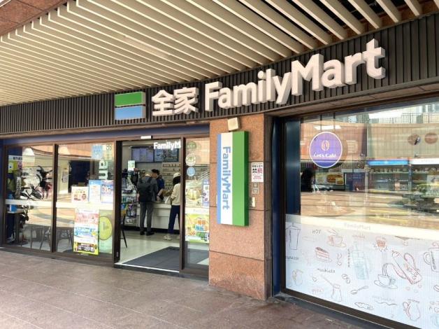 雙北地政局在北北基1780間全家分店放送宣導廣播。新北市地政局提供