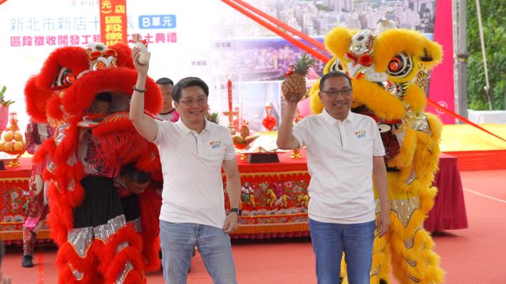新北市長侯友宜(右)與地政局長汪禮國(左)接下彩頭象徵工程順利。新北市地政局提供