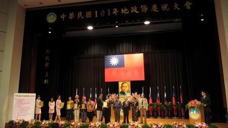 恭喜賴許秀美女士獲得101年內政部績優志工(合照).JPG