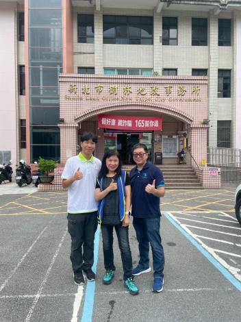 主任與葉教授及助教合影