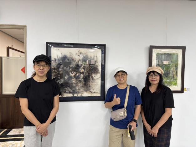 老師與友人合照