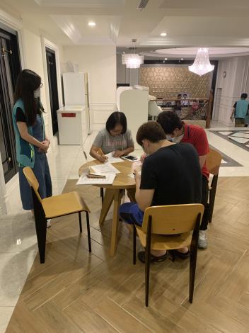 2.輔導填寫資料.JPG