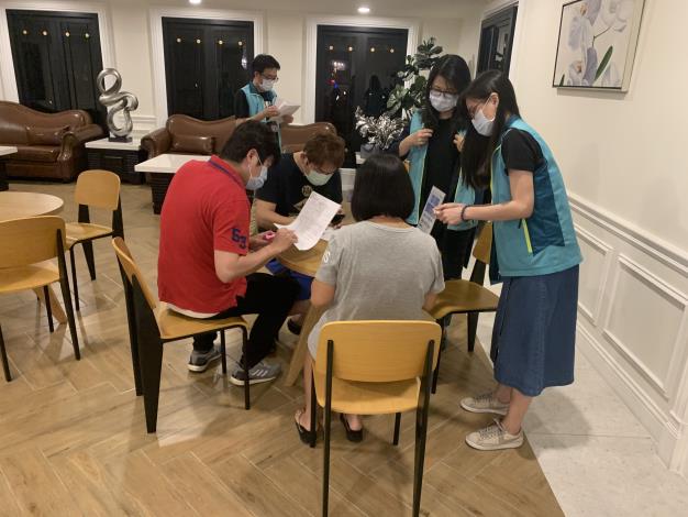 3.輔導填寫資料.JPG