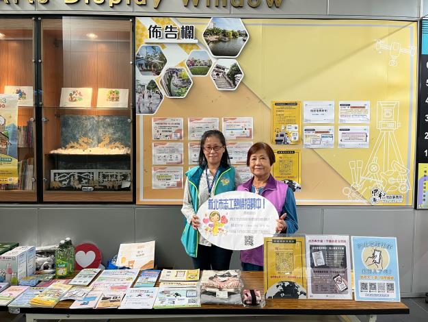 2.秘書與愛心志工合照