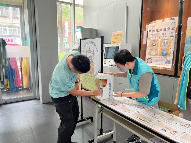 4.現場邀請民眾轉扭蛋