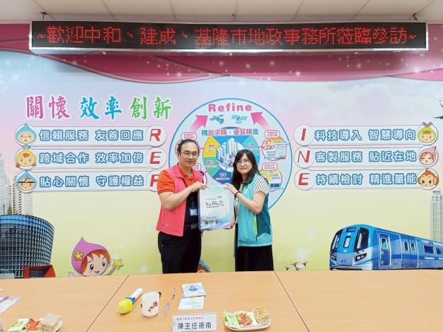 2.雙方互贈文宣品