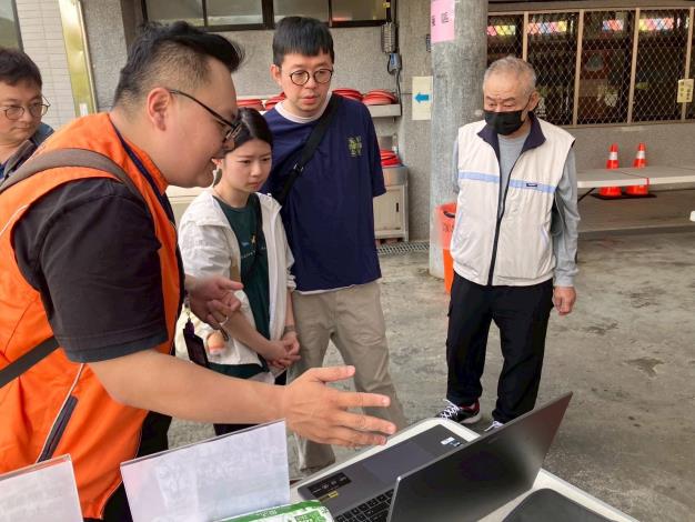 7.瑞芳地所同仁向民眾推廣新北地政通