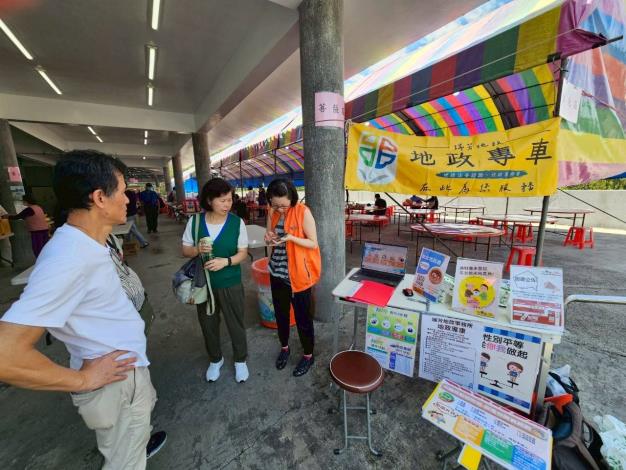 10.瑞芳地所同仁協助民眾填寫問卷