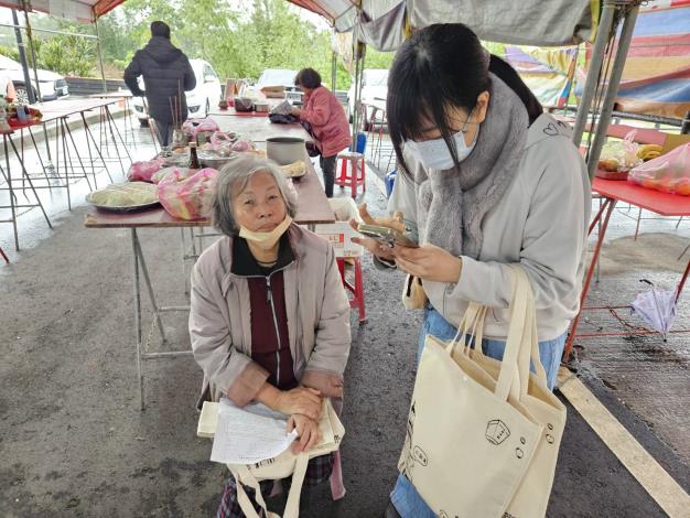 8.瑞芳地所同仁協助民眾填寫問卷