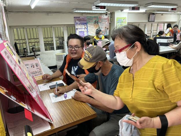 4.瑞芳地政同仁協助民眾申辦地籍異動即時通