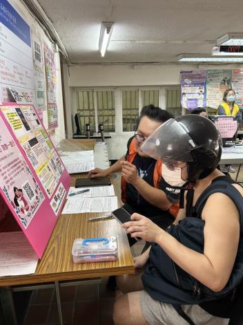 10.瑞芳地政同仁協助報稅民眾加入本所LINE