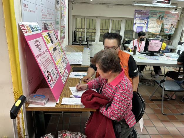 9.瑞芳地政同仁協助報稅民眾申辦地籍異動即時通