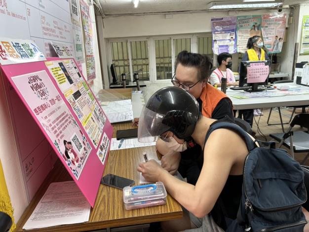 11.瑞芳地政同仁協助報稅民眾申辦地籍異動即時通