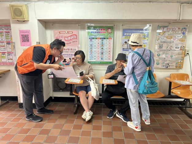 8.瑞芳地政同仁向報稅民眾推薦地籍異動即時通及住址隱匿
