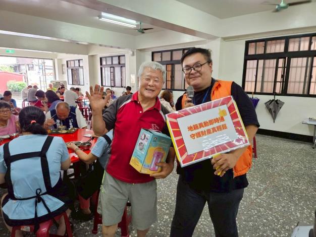 1.瑞芳地政同仁與有獎徵答得獎民眾合影