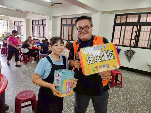 3.瑞芳地政同仁與有獎徵答得獎民眾合影